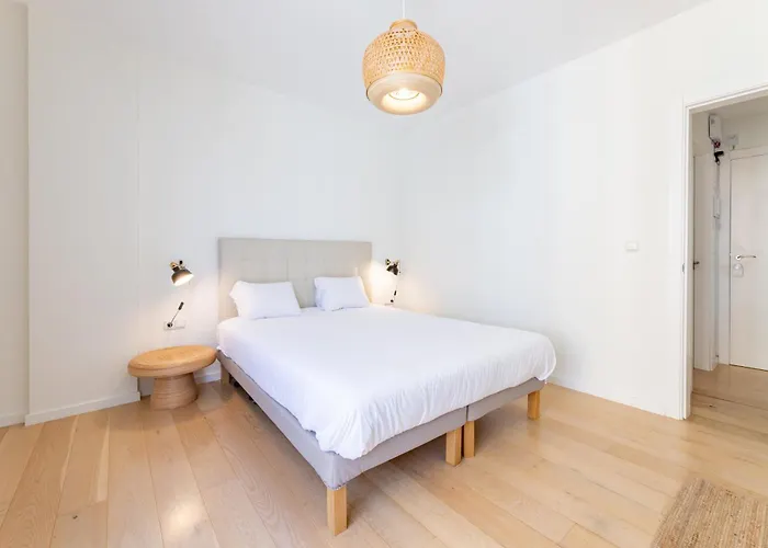 Stylish 2Bd Apt In The Centre 10 Minutes Away From The Beach