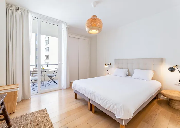 Stylish 2Bd Apt In The Centre 10 Minutes Away From The Beach